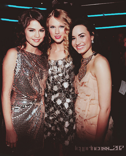 Selena Mısın?Demi Mi?Taylor Mı?