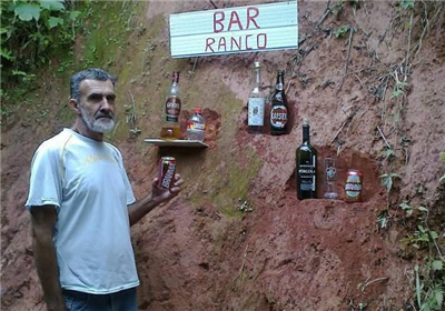 Em barrancos pra gente morrer encostado?