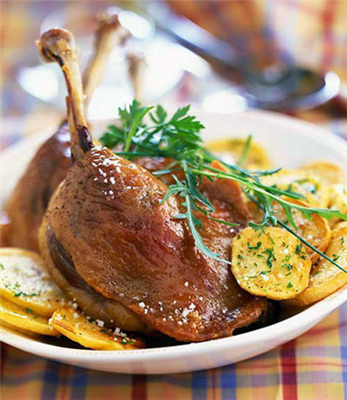 Une cuisse de canard confite