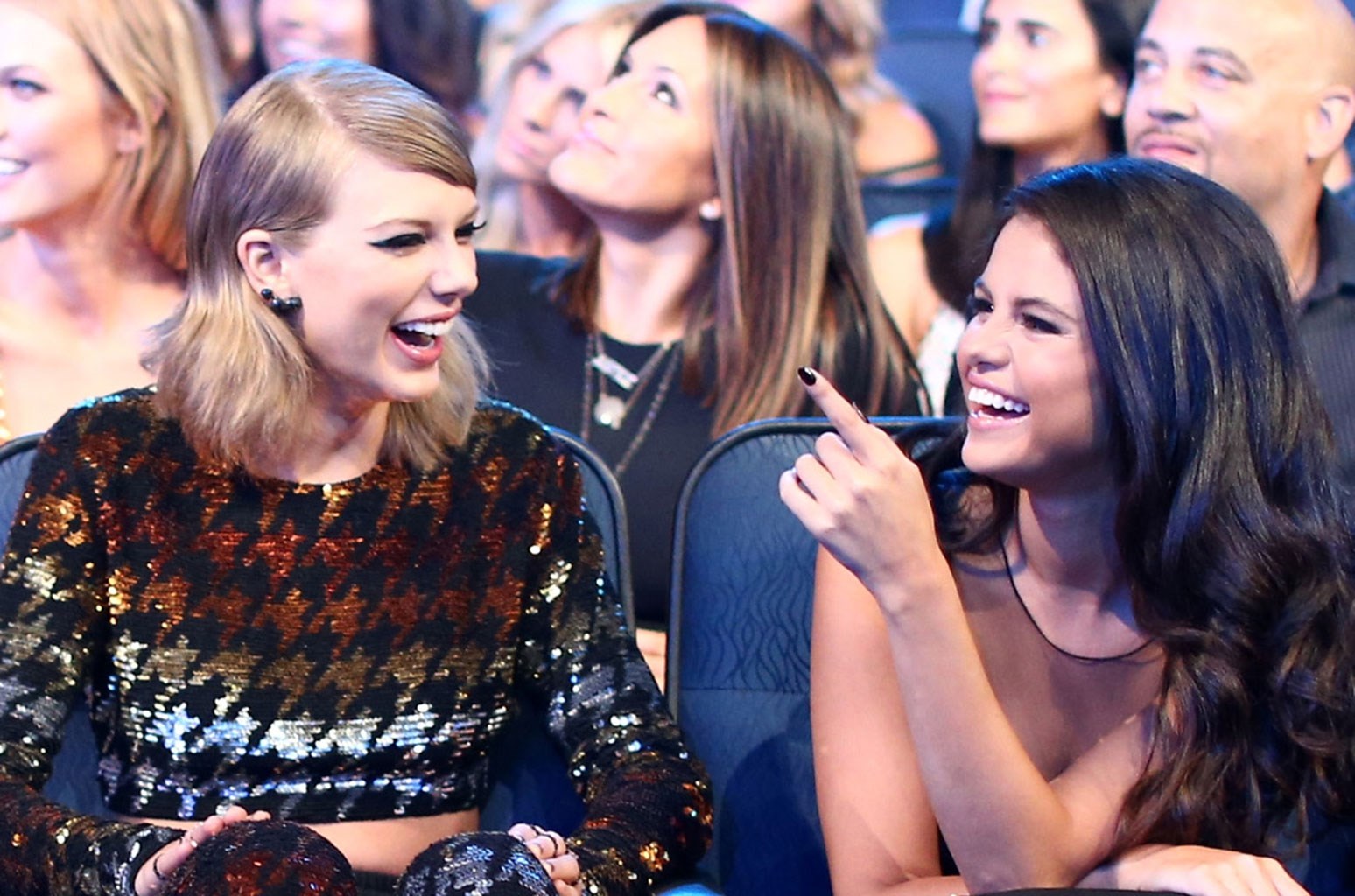 Selena Mısın Yoksa Taylor Mı?