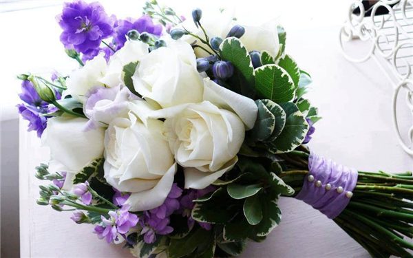 a bundle of white roses