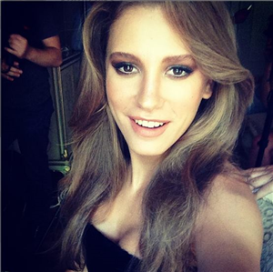 Serenay Sarıkaya Ya Benziyomusun