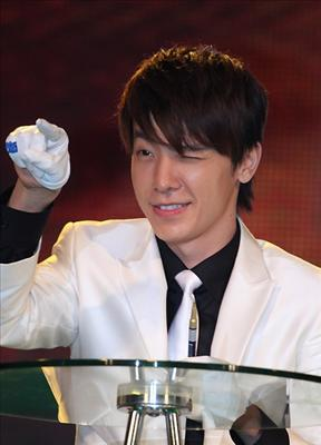 Leedonghae(이동해) Or Jungyonghwa(정용화) 