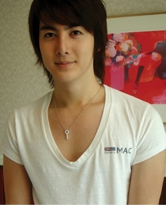 พี่จุนหรือน้องบอม?