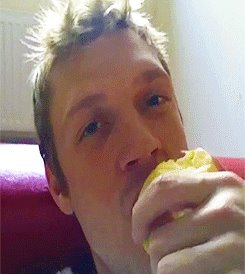 Nick comiendo