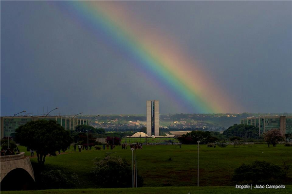 Foto do Congresso Nacional com arco-íris