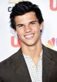 Taylor Lautner Mi?John Cena Mı?