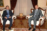 Başbakan ya da bakan olmayı bekliyor...Şimdilik kendisini yetkisiz hissediyor...