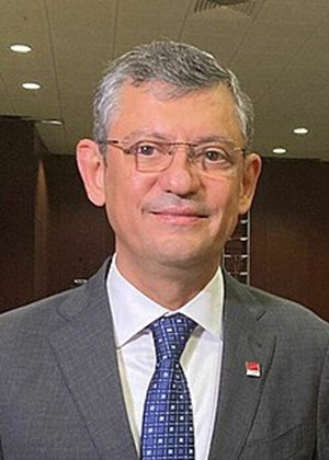 RESİMDEKİ LİDER KİM