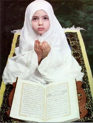 OKUNUŞU: Subhânallâhi ve bihamdihi. Subhânallâhil-azıym.  MANASI: Allah'ü Teala'yı tesbih ederim, hamd o'na mahsustur. Azim olan Allah'ı tesbih ederim. 